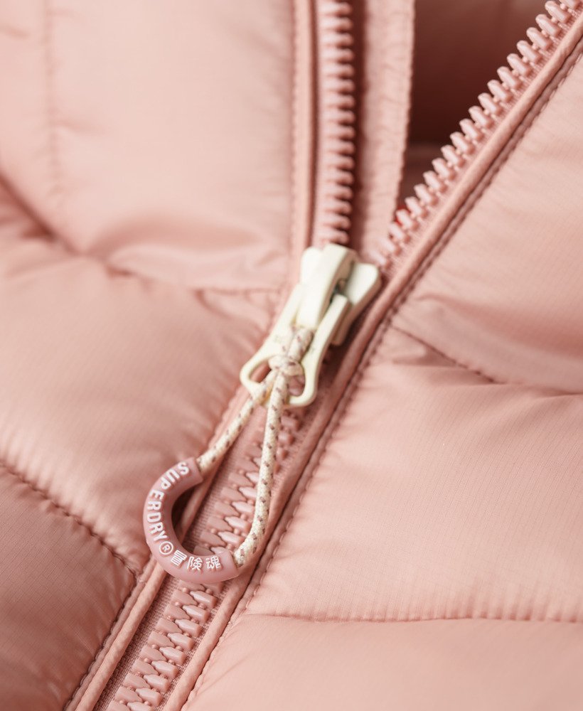 jaqueta acolchoada fuji com capuz na cor rosa blush vintage.