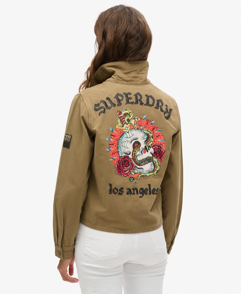 jaqueta militar bordada na cor cáqui.