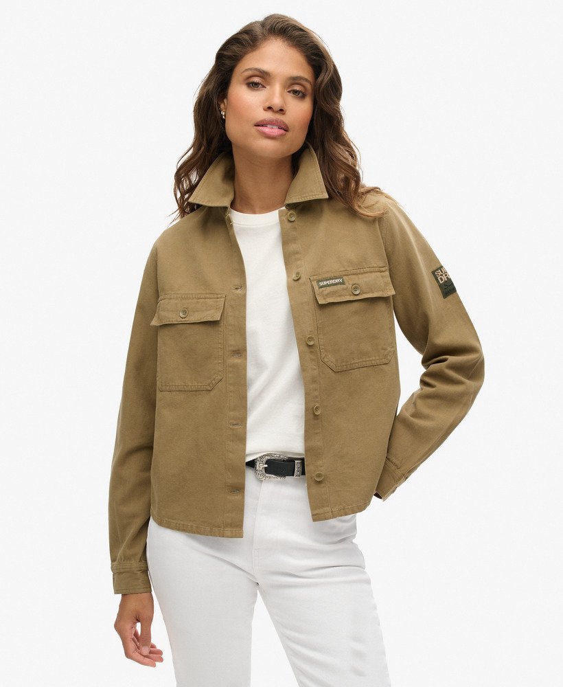 jaqueta militar bordada na cor cáqui.