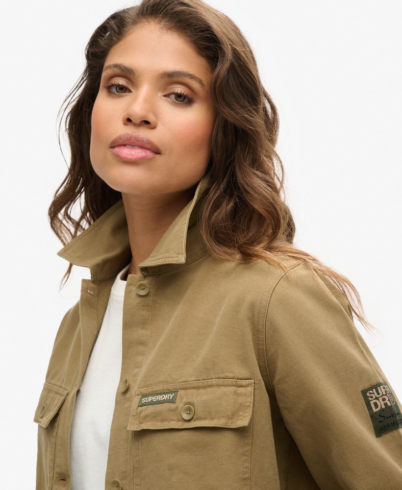 jaqueta militar bordada na cor cáqui.
