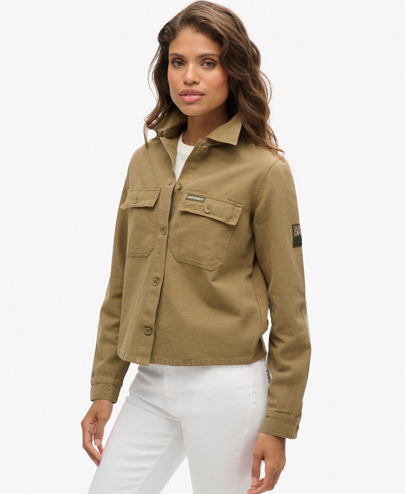 jaqueta militar bordada na cor cáqui.