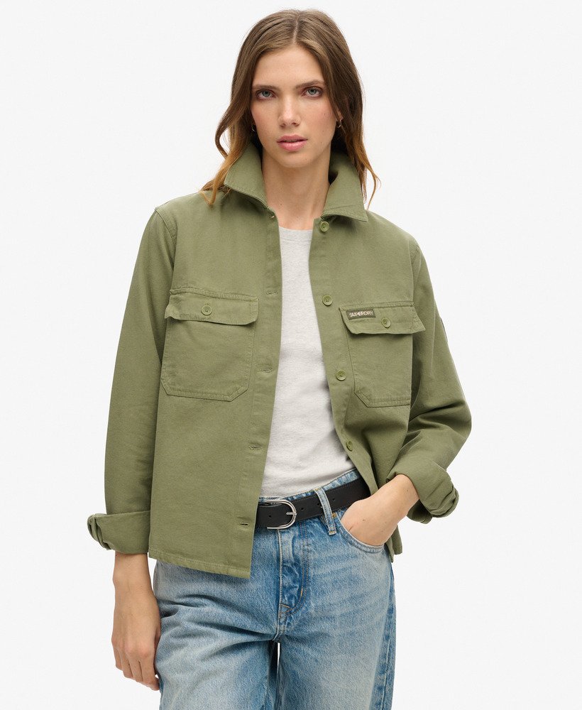 jaqueta militar bordada na cor verde militar.