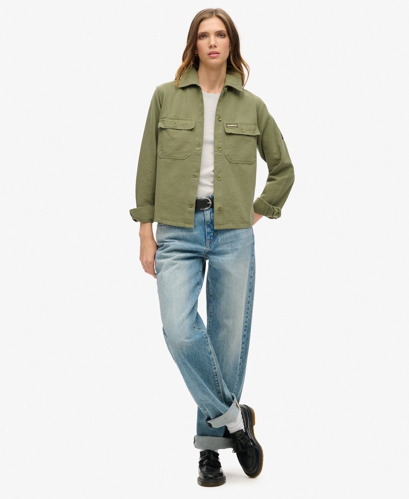 jaqueta militar bordada na cor verde militar.