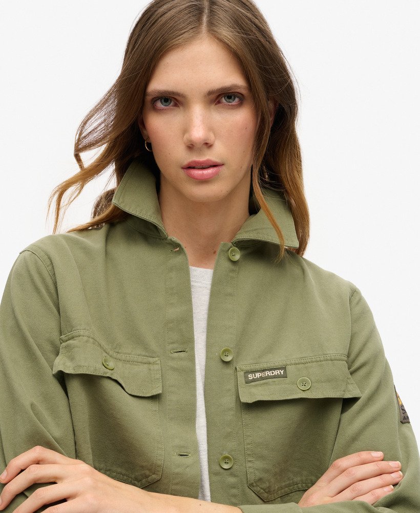 jaqueta militar bordada na cor verde militar.