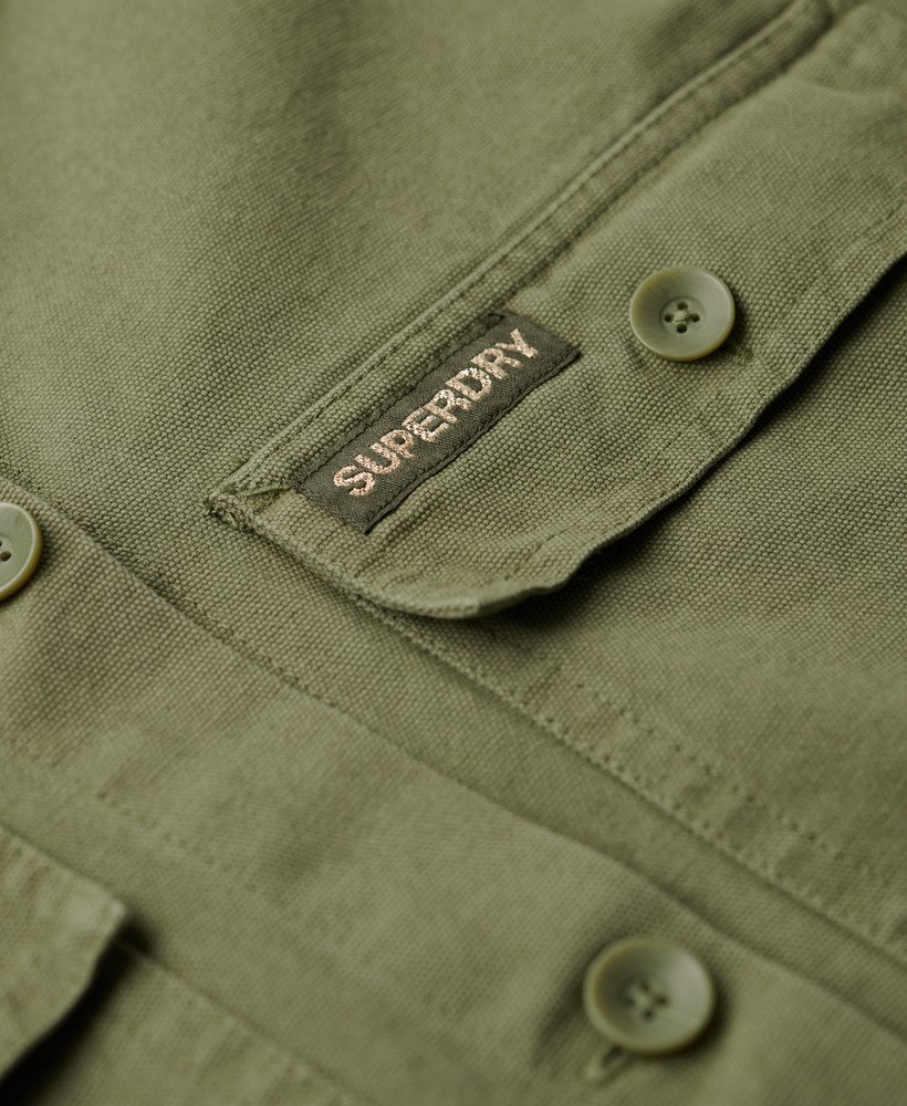 jaqueta militar bordada na cor verde militar.