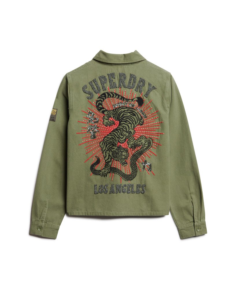 jaqueta militar bordada na cor verde militar.