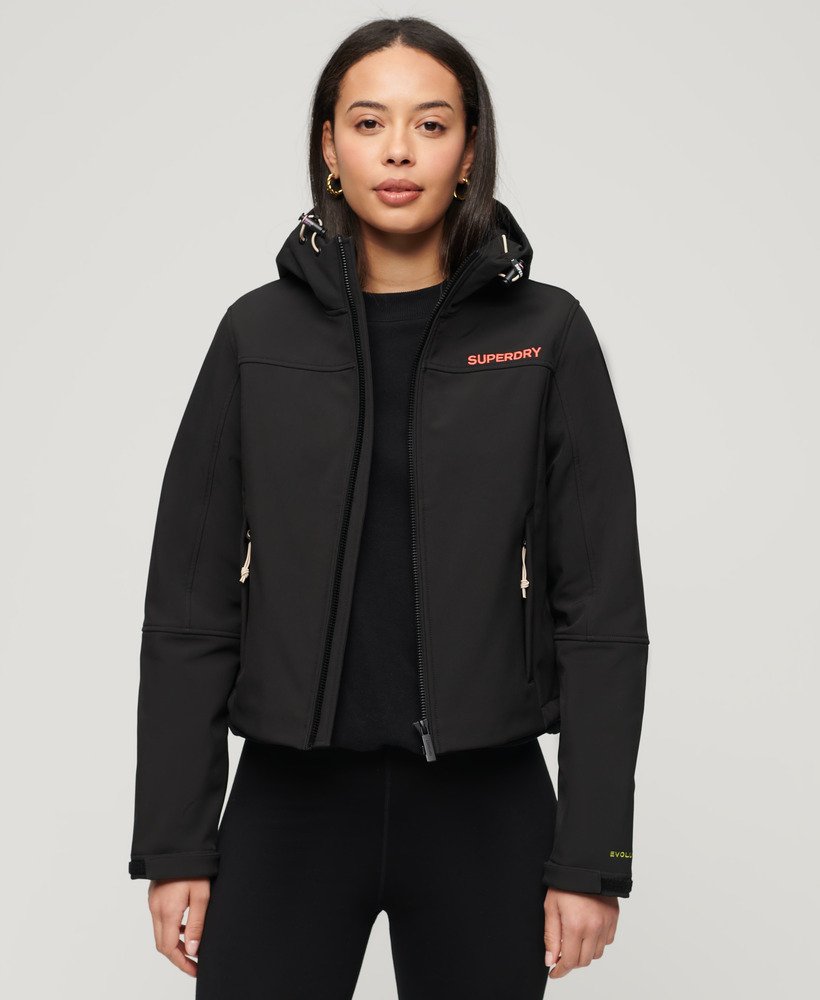 jaqueta trekker soft shell com capuz na cor preta
