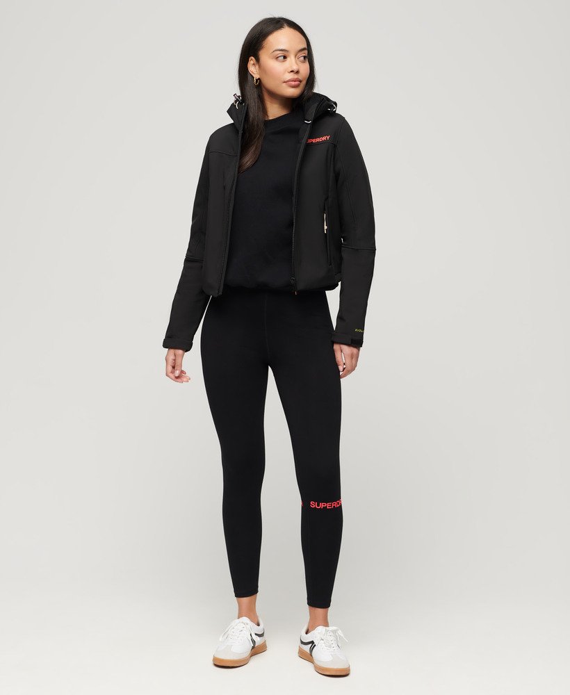 jaqueta trekker soft shell com capuz na cor preta