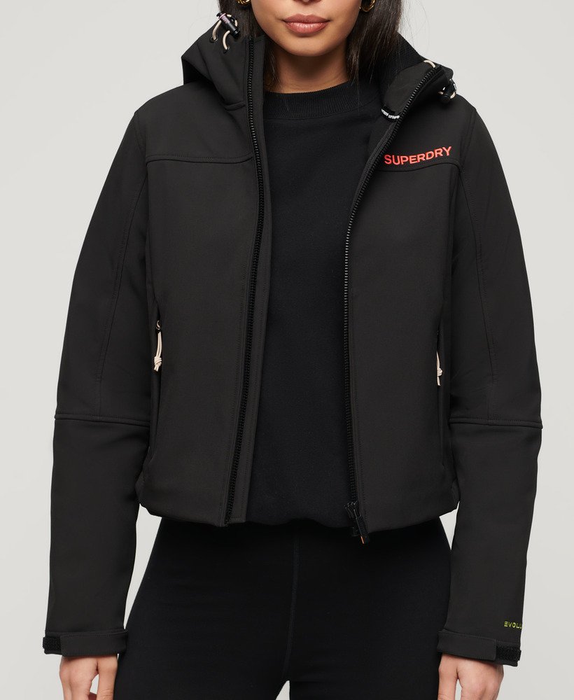 jaqueta trekker soft shell com capuz na cor preta