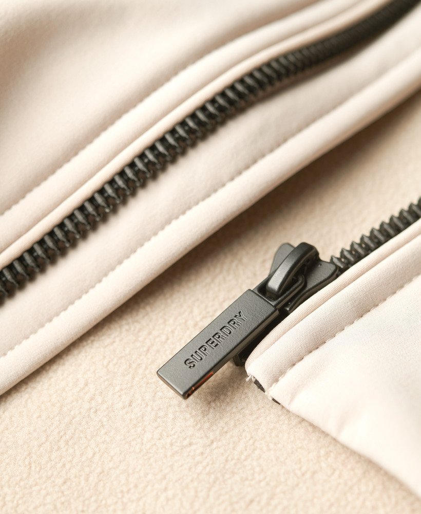 jaqueta trekker soft shell com capuz na cor cinza chateau