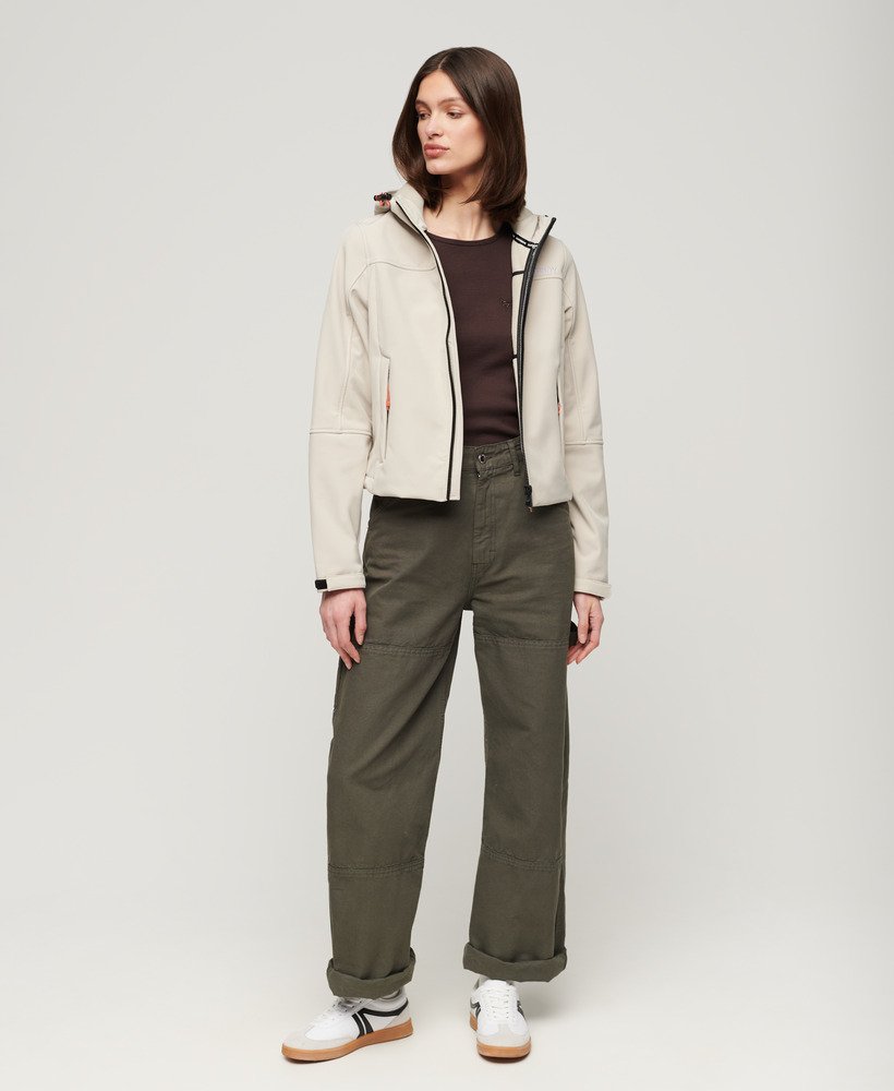 jaqueta trekker soft shell com capuz na cor cinza chateau
