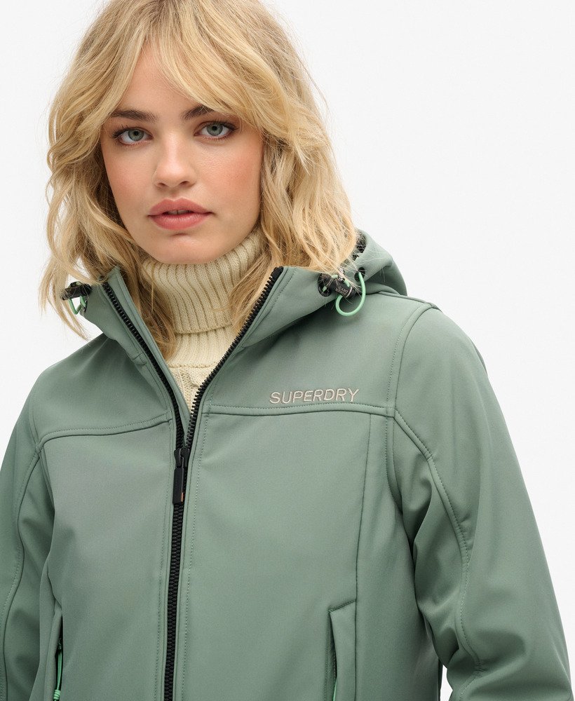 jaqueta trekker soft shell com capuz na cor cáqui laurel