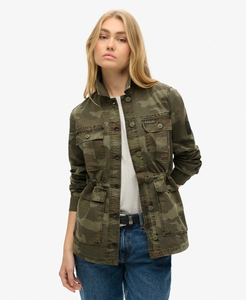 jaqueta militar bordada em camuflagem desbotada pelo sol.