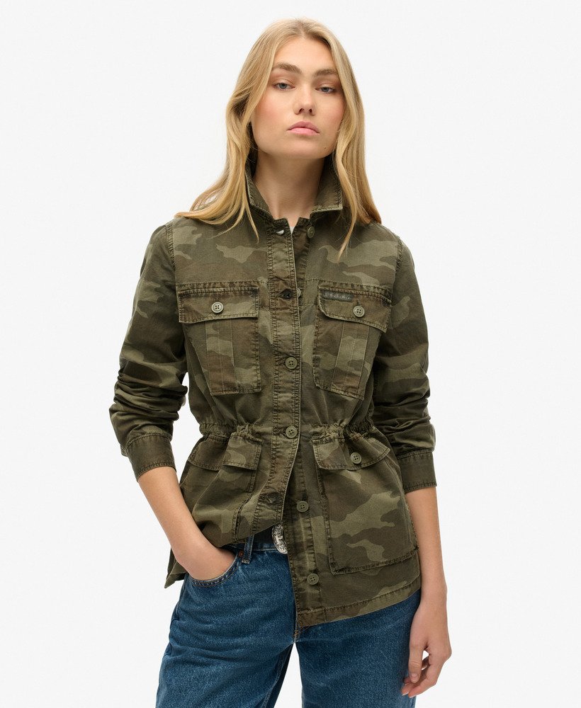 jaqueta militar bordada em camuflagem desbotada pelo sol.