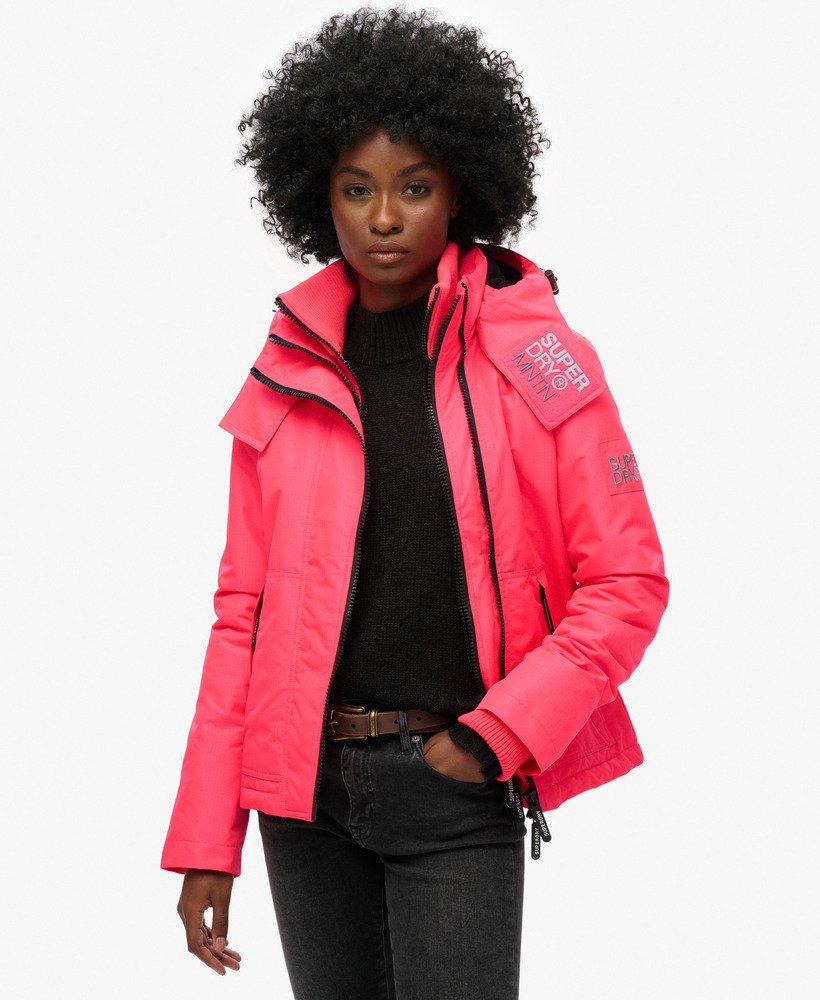 jaqueta corta-vento com capuz para montanha na cor rosa hiper fire