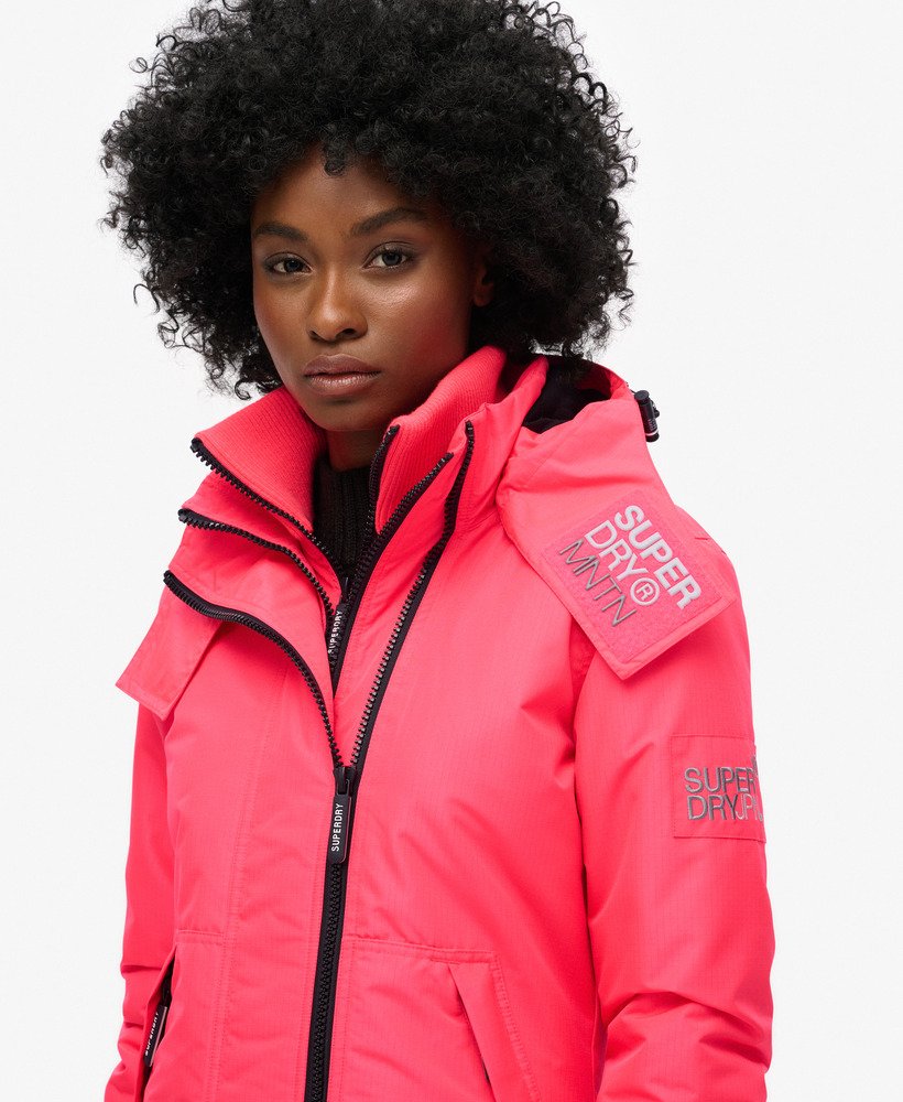 jaqueta corta-vento com capuz para montanha na cor rosa hiper fire