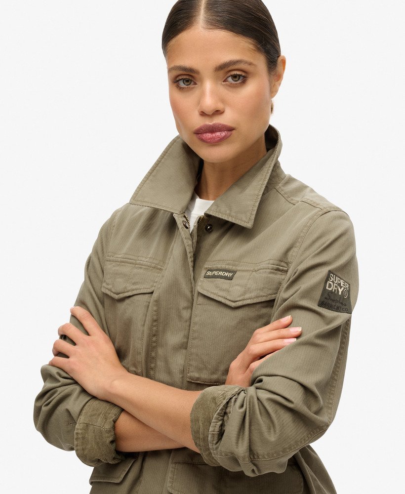 jaqueta militar m65 bordada na cor cáqui musgo.