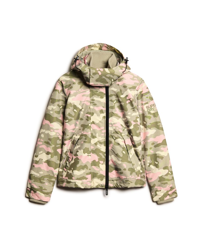 jaqueta corta-vento com capuz para montanha em camuflagem rosa e verde-marinho.