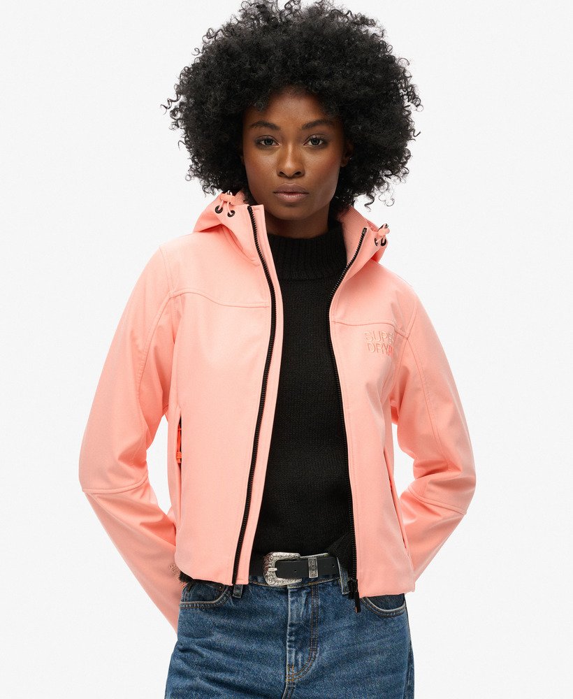 jaqueta trekker soft shell com capuz na cor rosa pêssego pérola