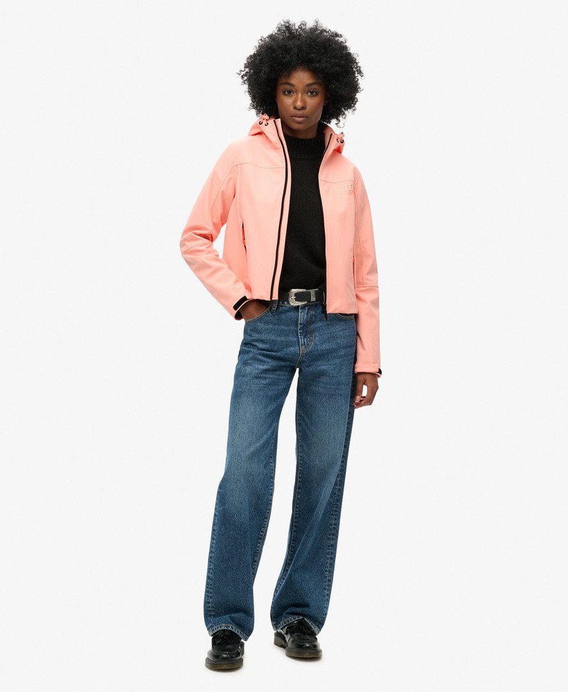 jaqueta trekker soft shell com capuz na cor rosa pêssego pérola