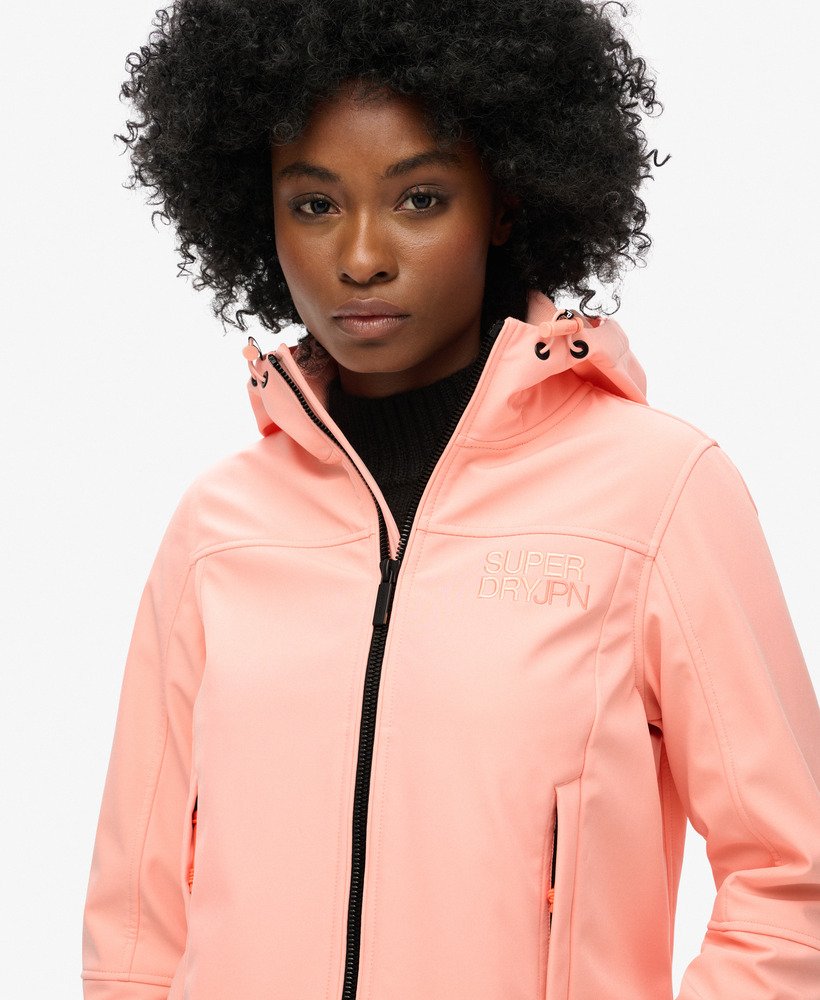 jaqueta trekker soft shell com capuz na cor rosa pêssego pérola