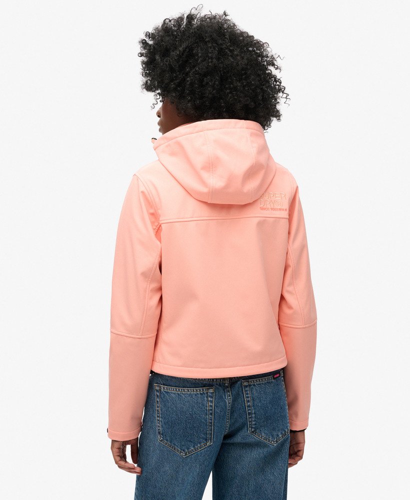 jaqueta trekker soft shell com capuz na cor rosa pêssego pérola