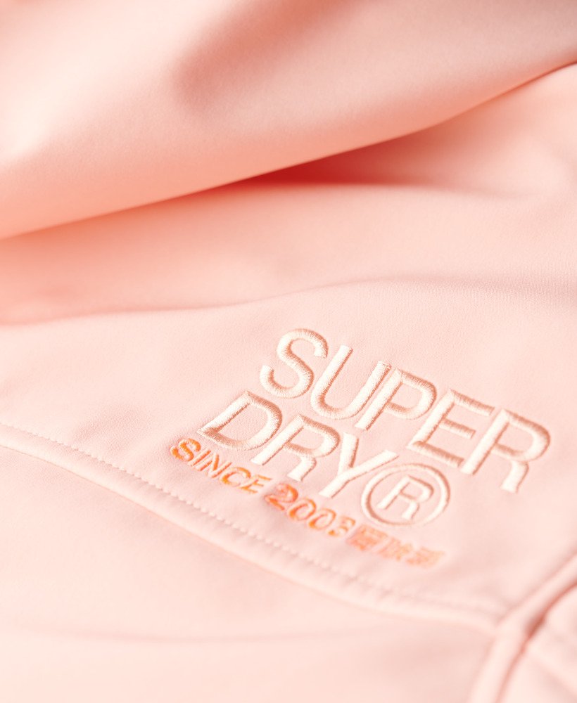 jaqueta trekker soft shell com capuz na cor rosa pêssego pérola