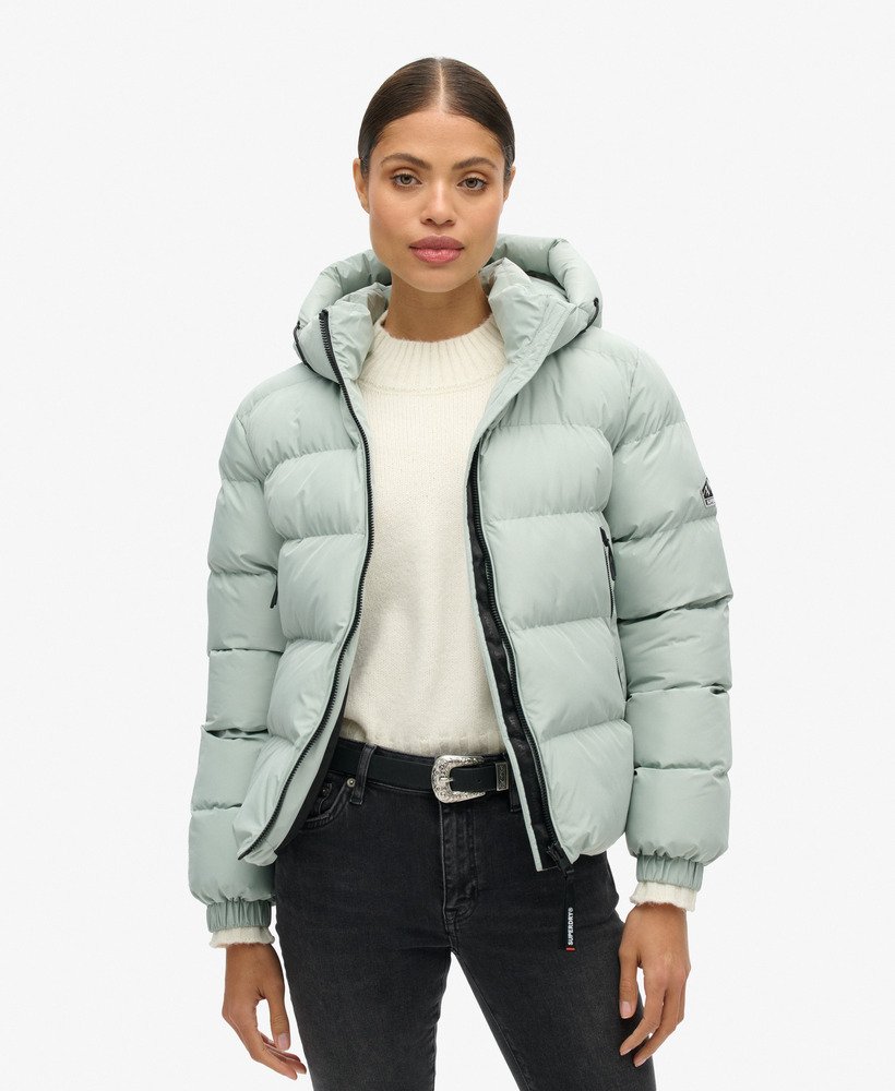 jaqueta esportiva puffer com capuz na cor cinza puritano.