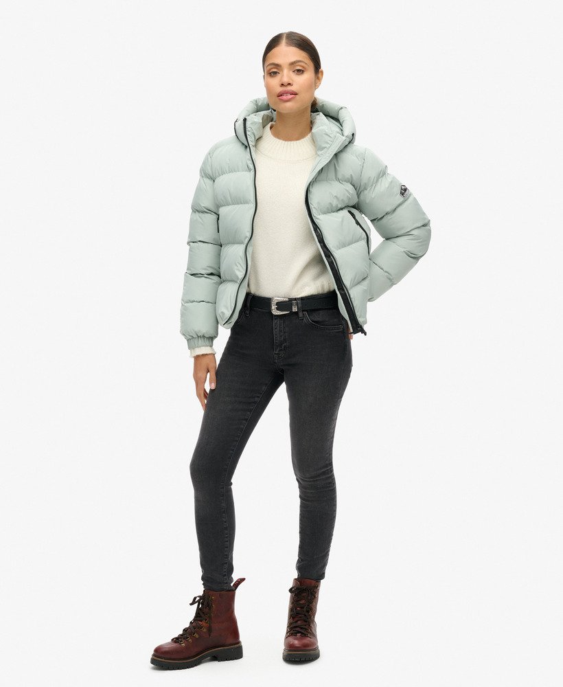 jaqueta esportiva puffer com capuz na cor cinza puritano.