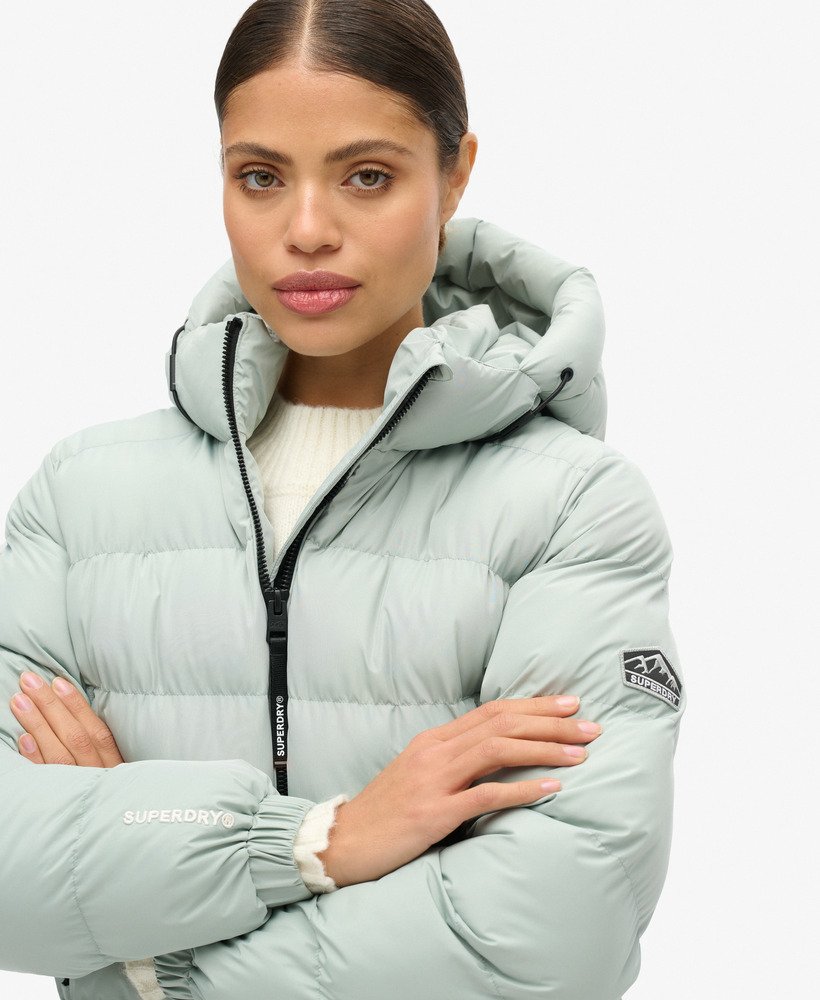 jaqueta esportiva puffer com capuz na cor cinza puritano.