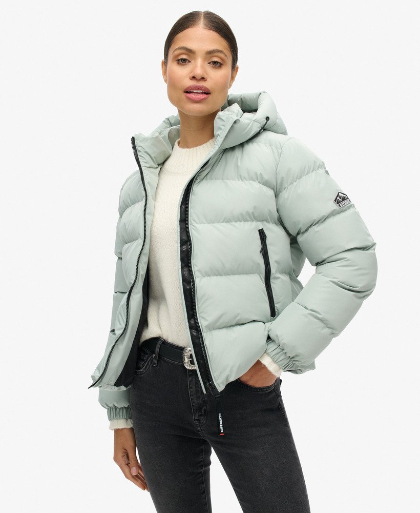 jaqueta esportiva puffer com capuz na cor cinza puritano.