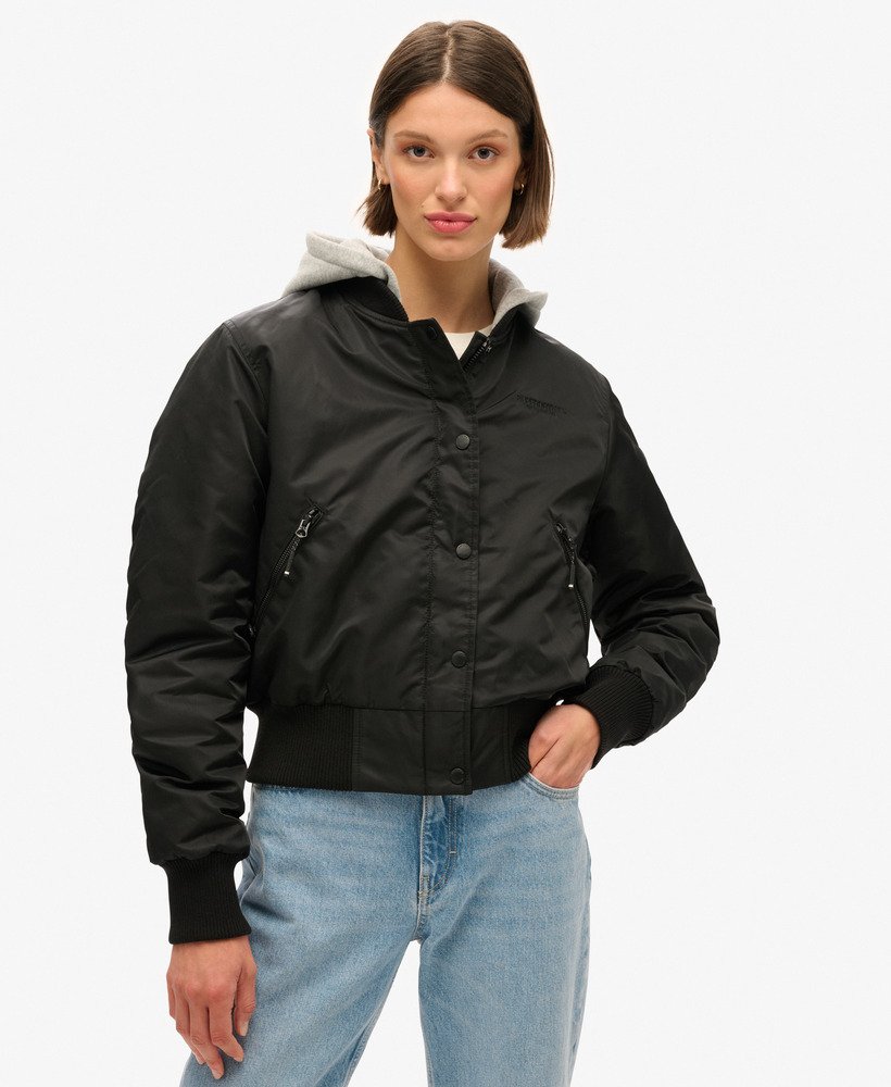 jaqueta bomber com capuz na cor preta.
