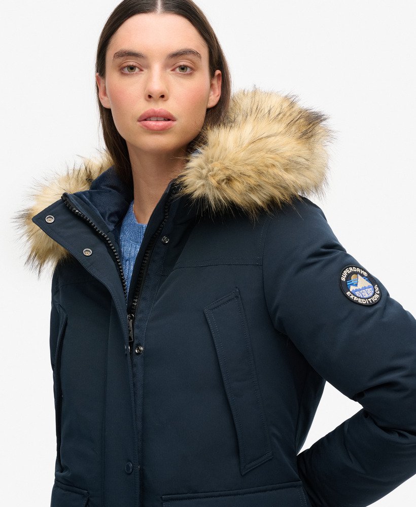 casaco parka everest em pele sintética na cor nordic chrome navy