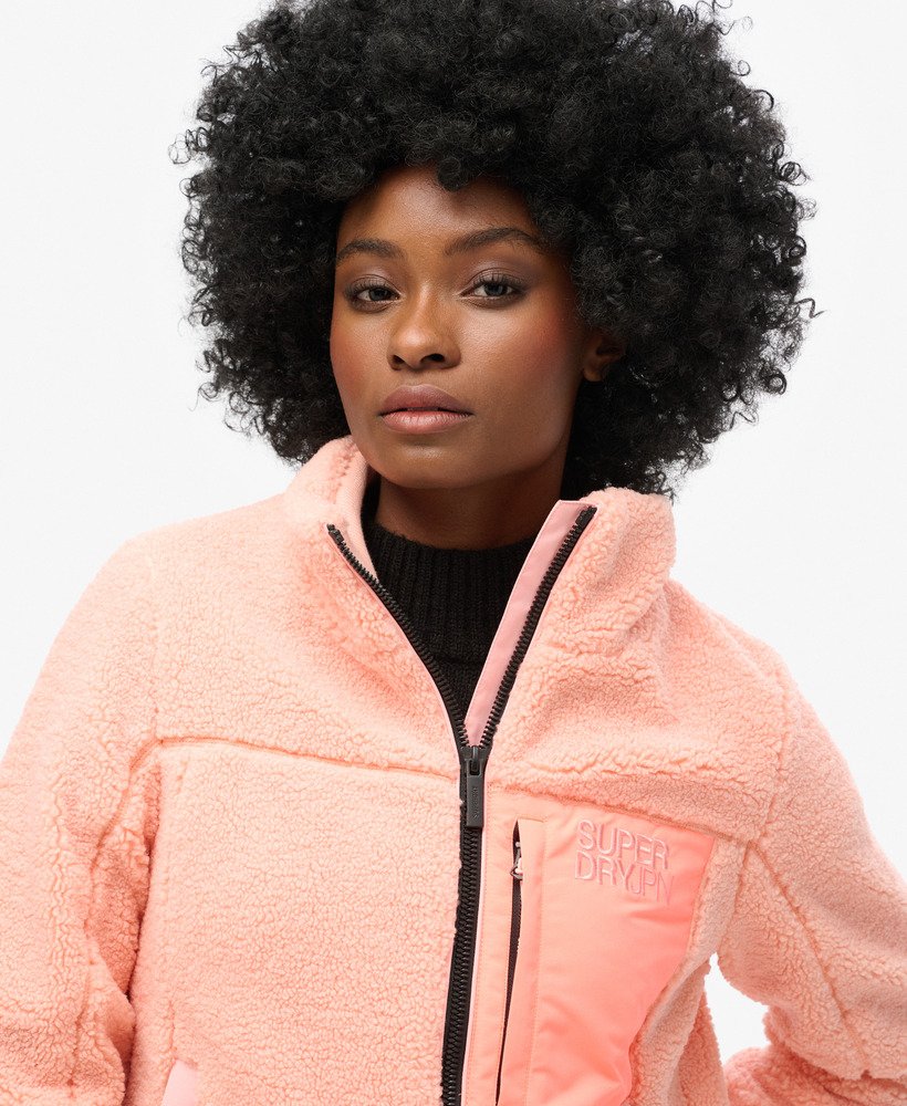 jaqueta trekker de lã polar na cor rosa pêssego pérola