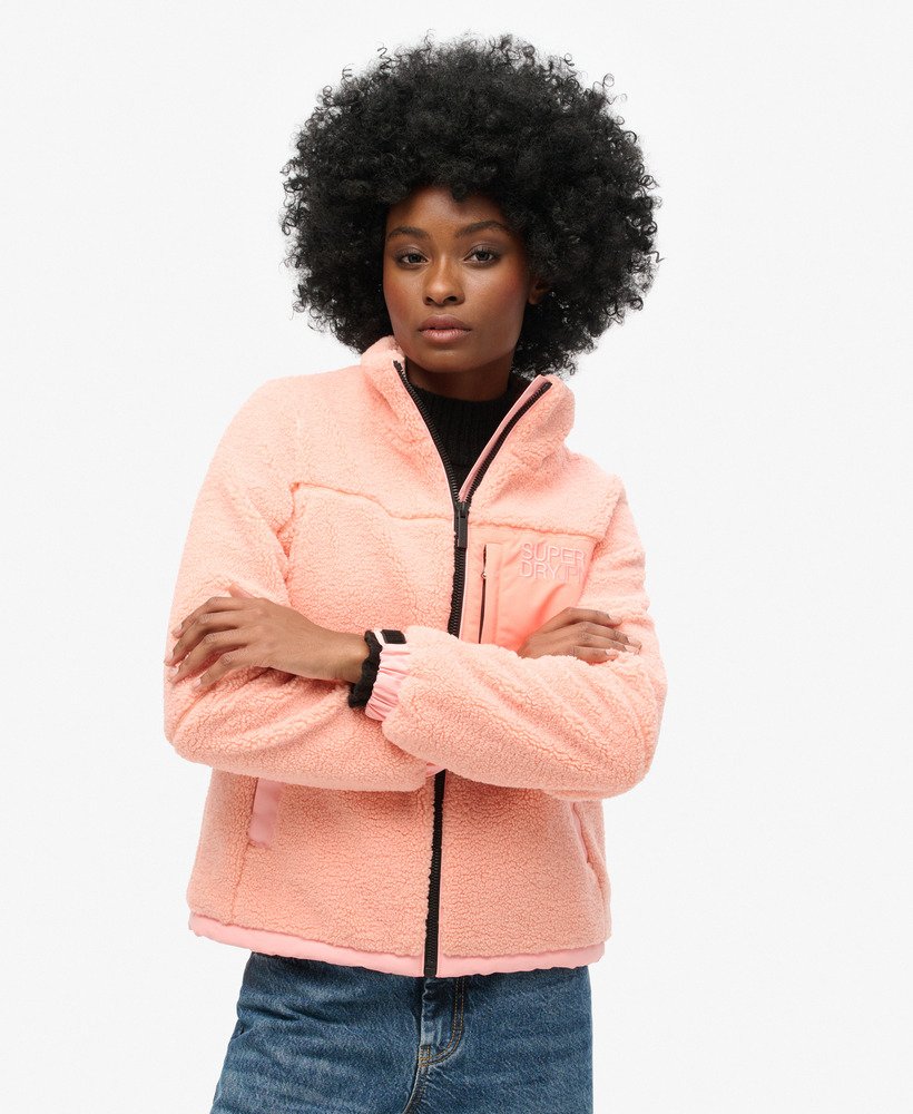 jaqueta trekker de lã polar na cor rosa pêssego pérola