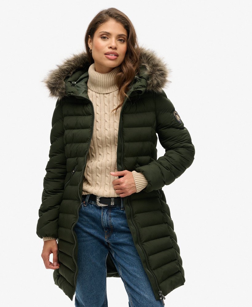 casaco puffer de comprimento médio com capuz de pele sintética fuji na cor verde oliva da surplus goods