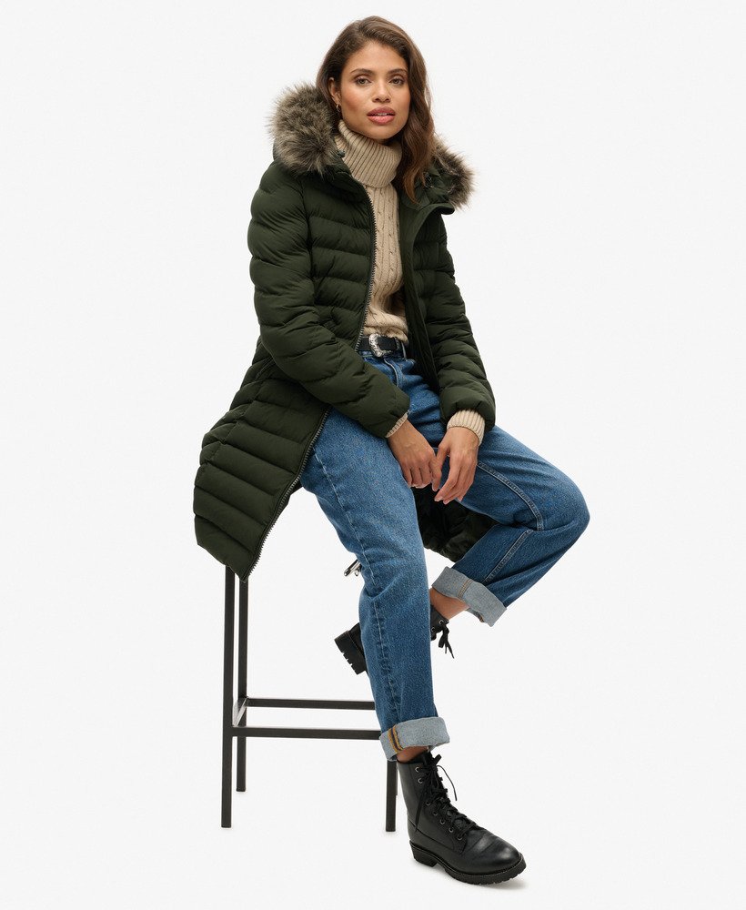 casaco puffer de comprimento médio com capuz de pele sintética fuji na cor verde oliva da surplus goods