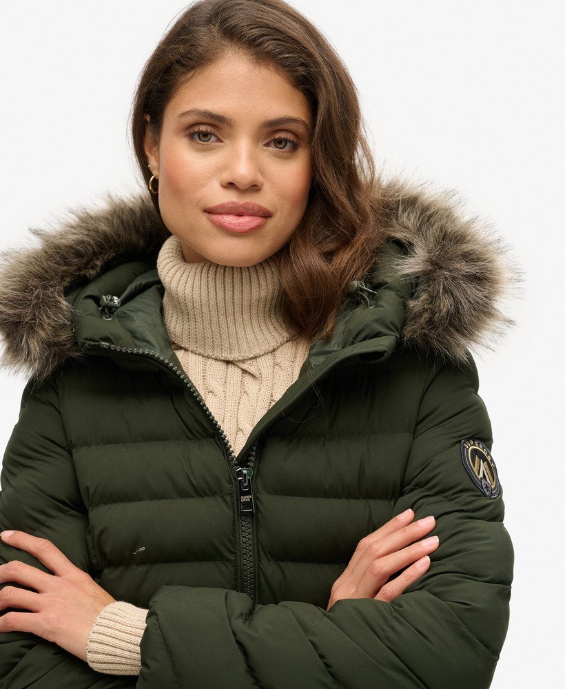 casaco puffer de comprimento médio com capuz de pele sintética fuji na cor verde oliva da surplus goods