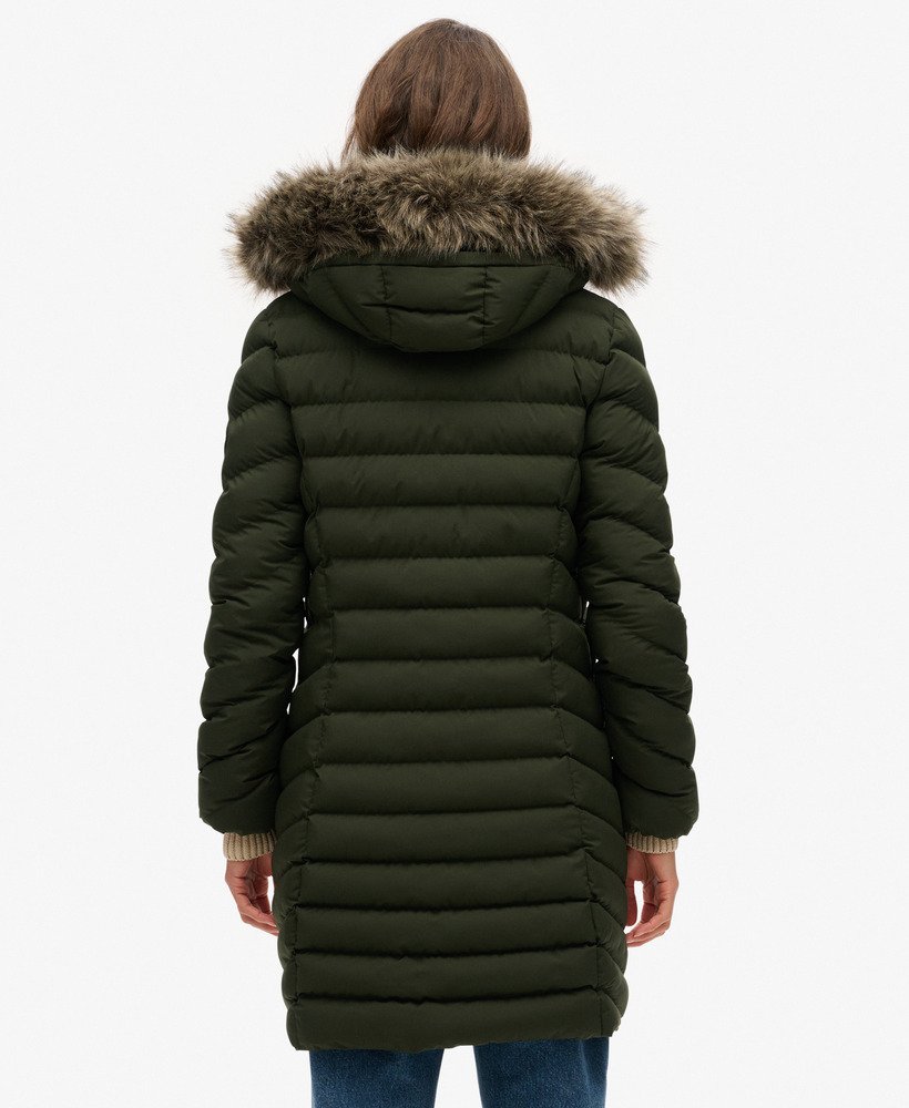 casaco puffer de comprimento médio com capuz de pele sintética fuji na cor verde oliva da surplus goods