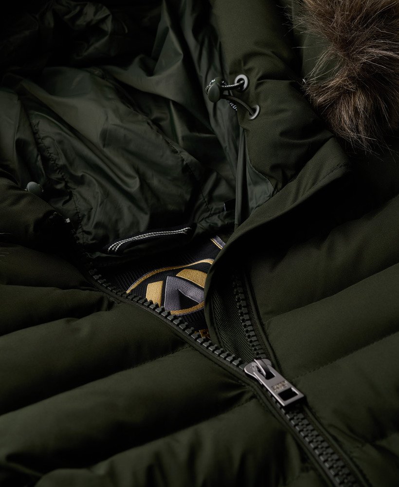 casaco puffer de comprimento médio com capuz de pele sintética fuji na cor verde oliva da surplus goods