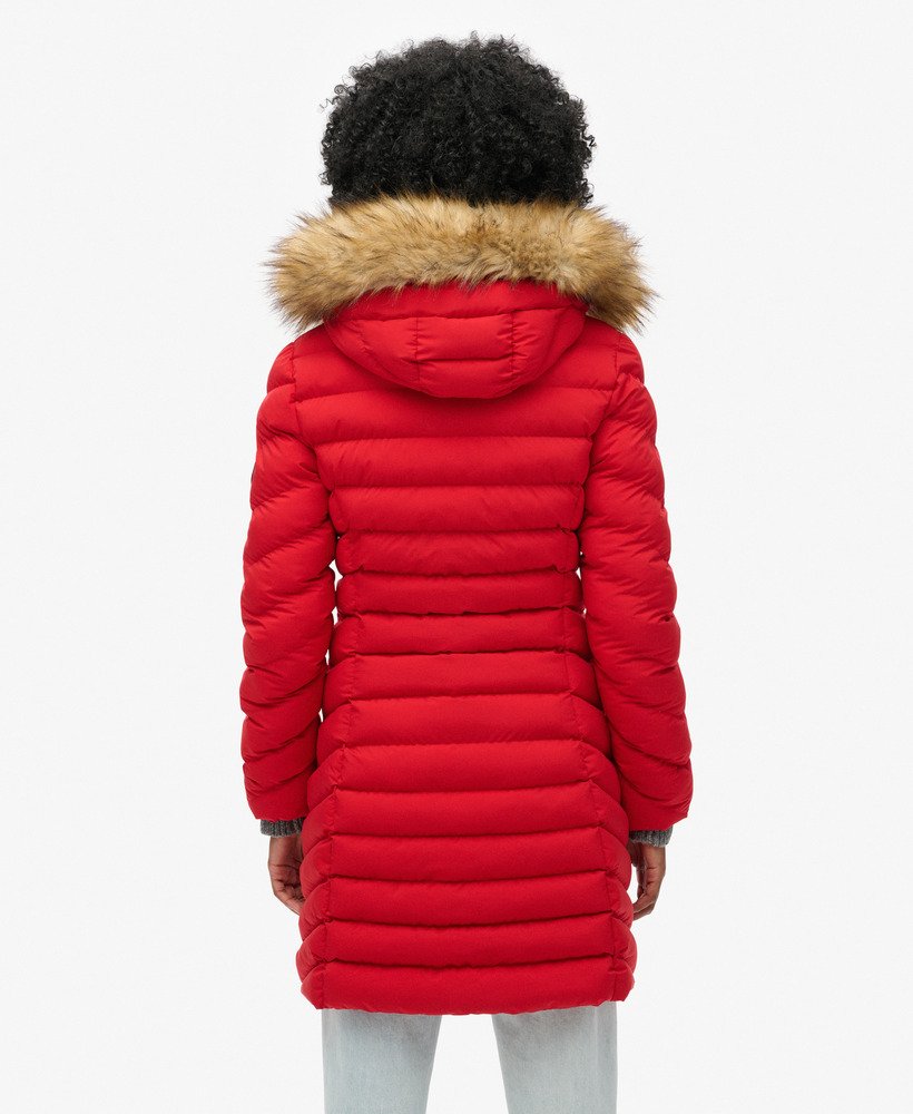 casaco puffer de comprimento médio com capuz de pele sintética fuji na cor vermelha.
