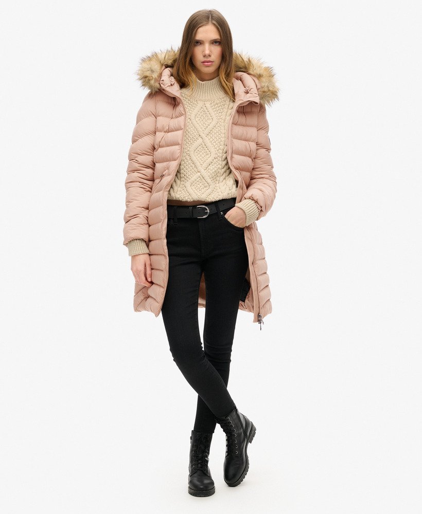casaco puffer de comprimento médio com capuz de pele sintética fuji na cor taupe de inverno.
