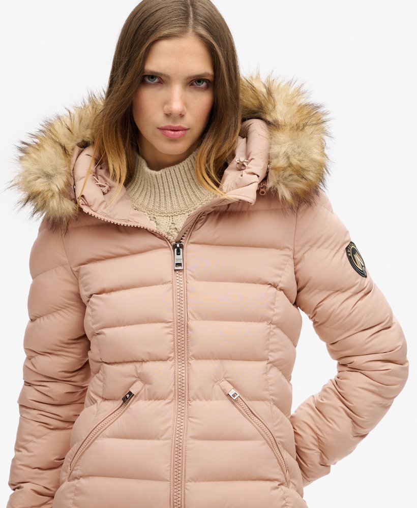casaco puffer de comprimento médio com capuz de pele sintética fuji na cor taupe de inverno.