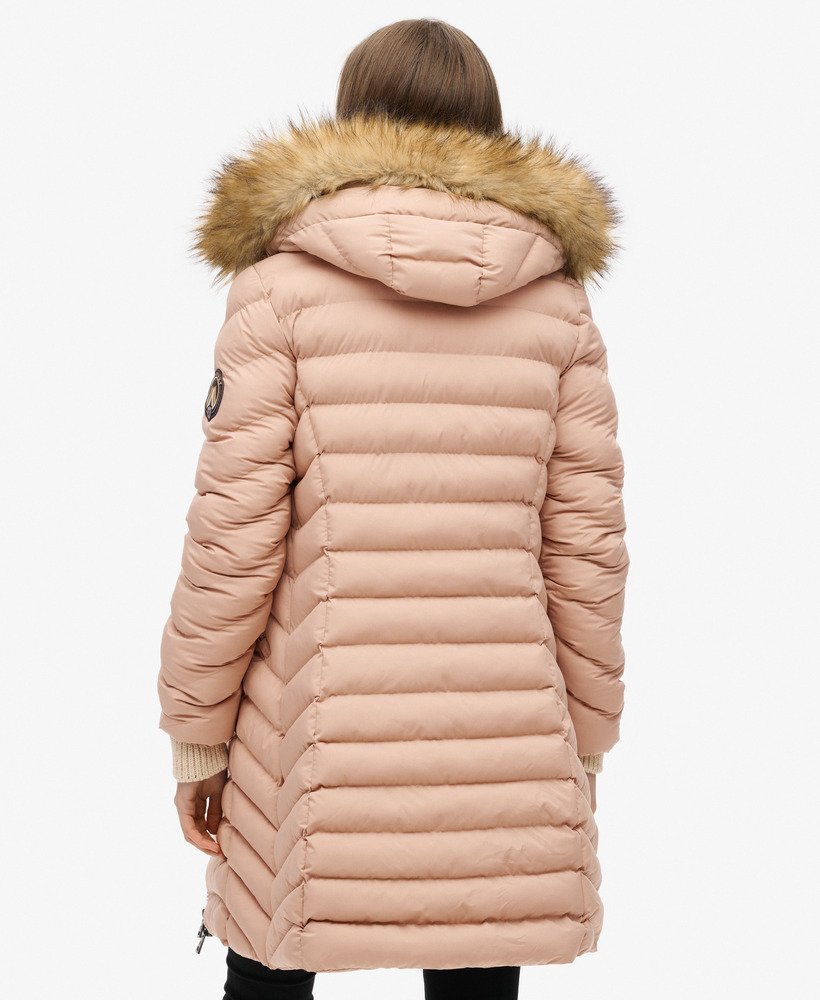 casaco puffer de comprimento médio com capuz de pele sintética fuji na cor taupe de inverno.