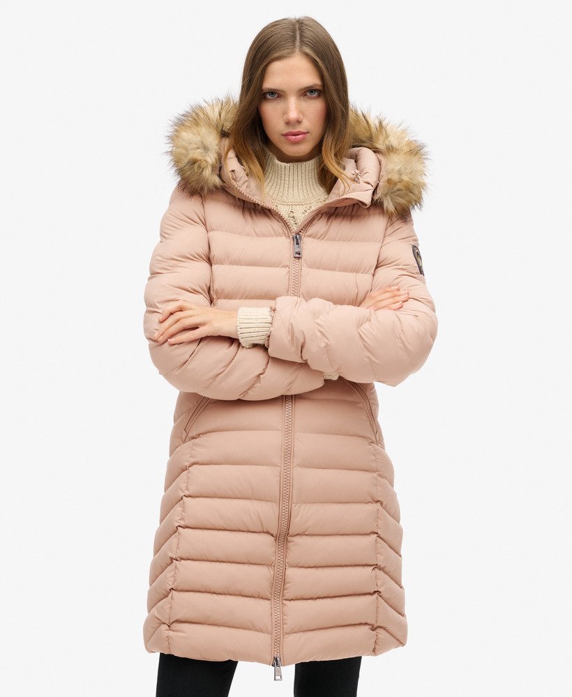 casaco puffer de comprimento médio com capuz de pele sintética fuji na cor taupe de inverno.