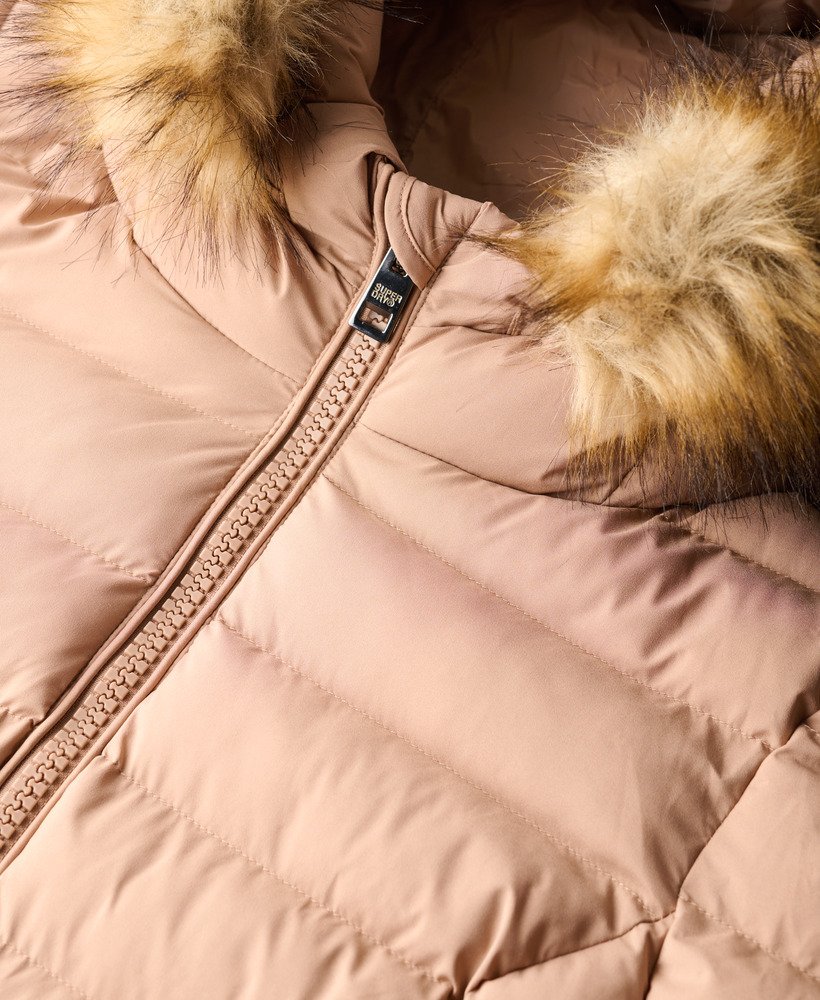 casaco puffer de comprimento médio com capuz de pele sintética fuji na cor taupe de inverno.