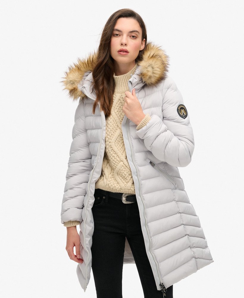 casaco puffer de comprimento médio com capuz de pele sintética fuji na cor cinza lunar.