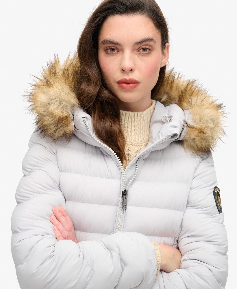 casaco puffer de comprimento médio com capuz de pele sintética fuji na cor cinza lunar.