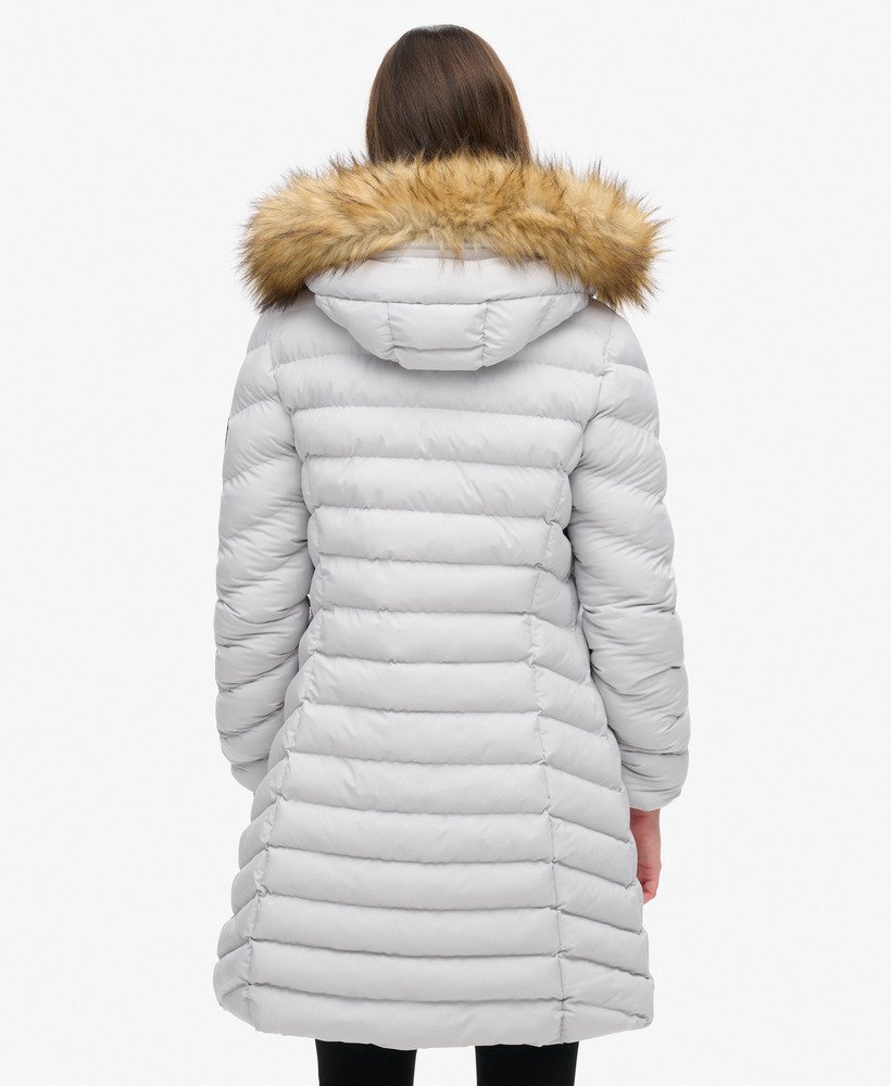 casaco puffer de comprimento médio com capuz de pele sintética fuji na cor cinza lunar.