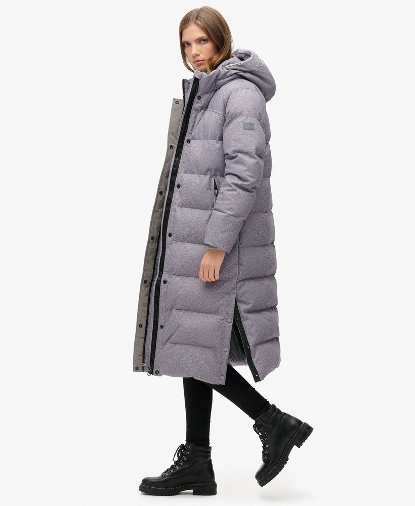 casaco puffer comprido em tweed na cor cinza mesclado.
